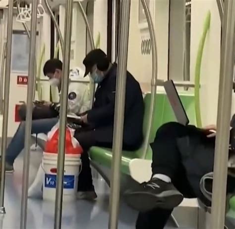 男子在上海地铁车厢内磨菜刀