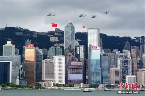 直升机悬挂国旗飞过香港维港