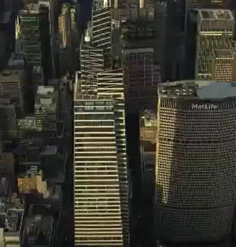纽约93层摩天大楼剧烈晃动