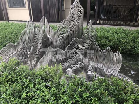西安不锈钢圆管镂空假山雕塑