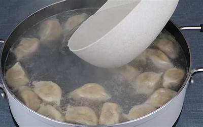 速冻饺子冷水下锅还是热水下锅（速冻饺子冷水下锅还是热水下锅放盐）