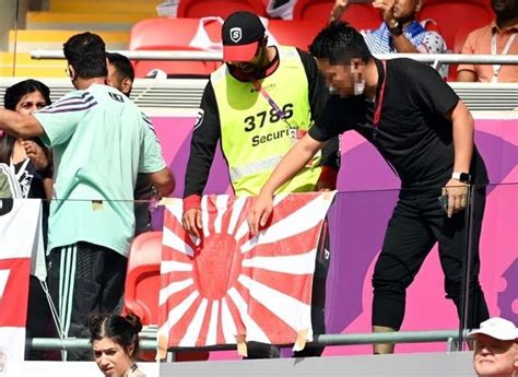 部分日本球迷在世界杯举“旭日旗”