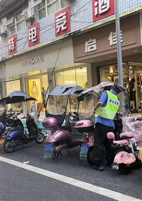 重庆回应城管划破多个电动车防雨蓬