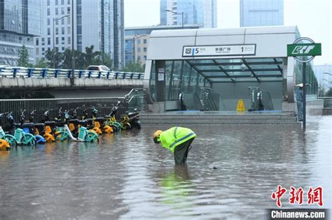 重庆暴雨导致地铁站内积水