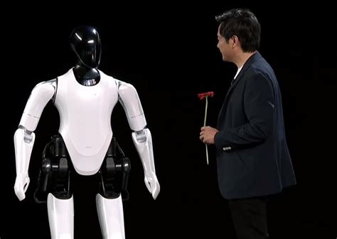 雷军展示全尺寸人形仿生机器人