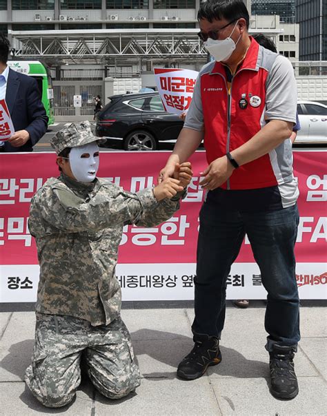 韩国一女子在驻韩美军基地
